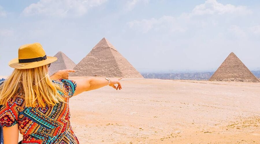 Pareja disfrutando de las Grandes Pirámides de Guiza en Egipto.