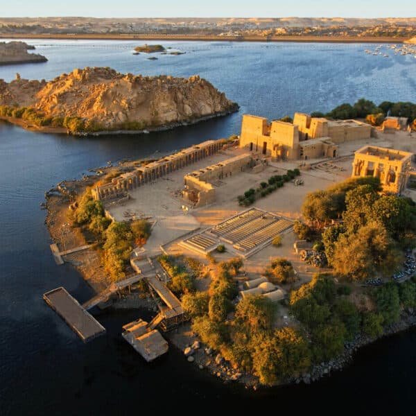 Vista aérea del Templo de Filé en una isla, mostrando su arquitectura antigua y el agua circundante.