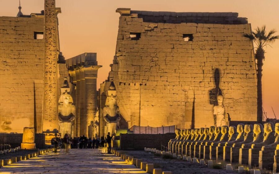 Vista impresionante del interior del Templo de Luxor con su arquitectura detallada.