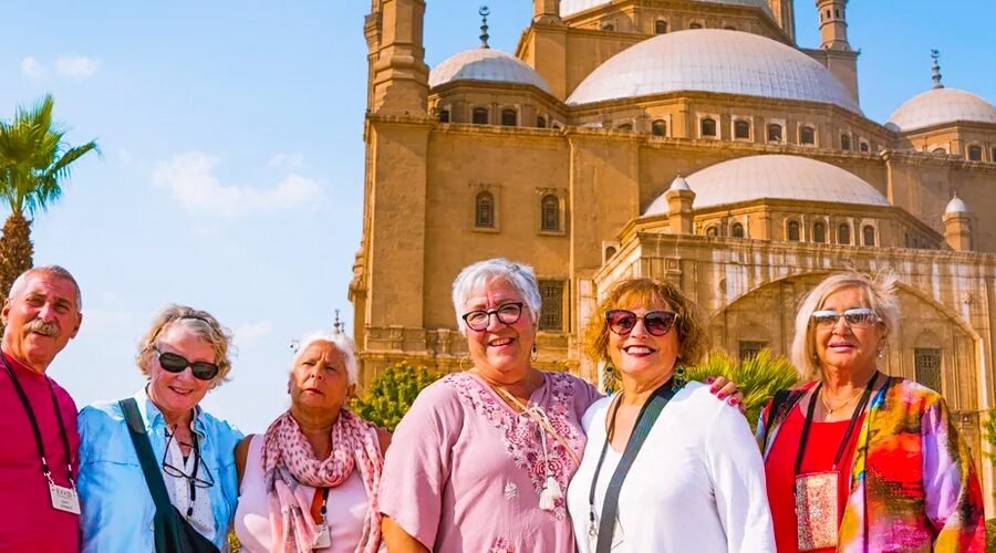 Grupo de turistas frente a la mezquita de Muhammad Ali en la Ciudadela de El Cairo.