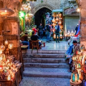 Vista interior vibrante de Khan Al-Khalili en El Cairo viejo, Egipto.