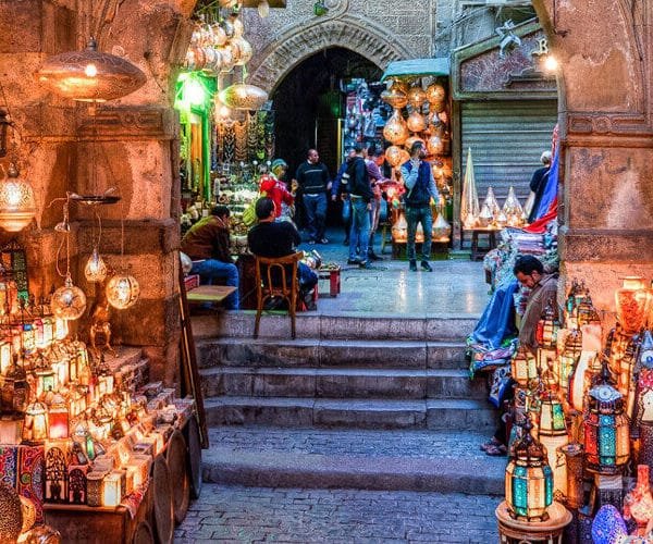 Vista interior vibrante de Khan Al-Khalili en El Cairo viejo, Egipto.