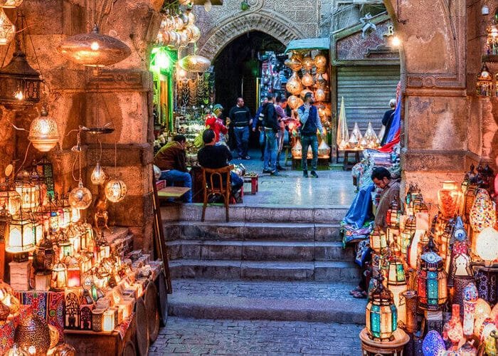 Vista interior vibrante de Khan Al-Khalili en El Cairo viejo, Egipto.