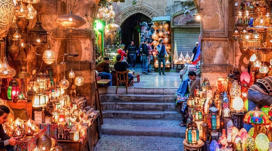 Vista interior vibrante de Khan Al-Khalili en El Cairo viejo, Egipto.