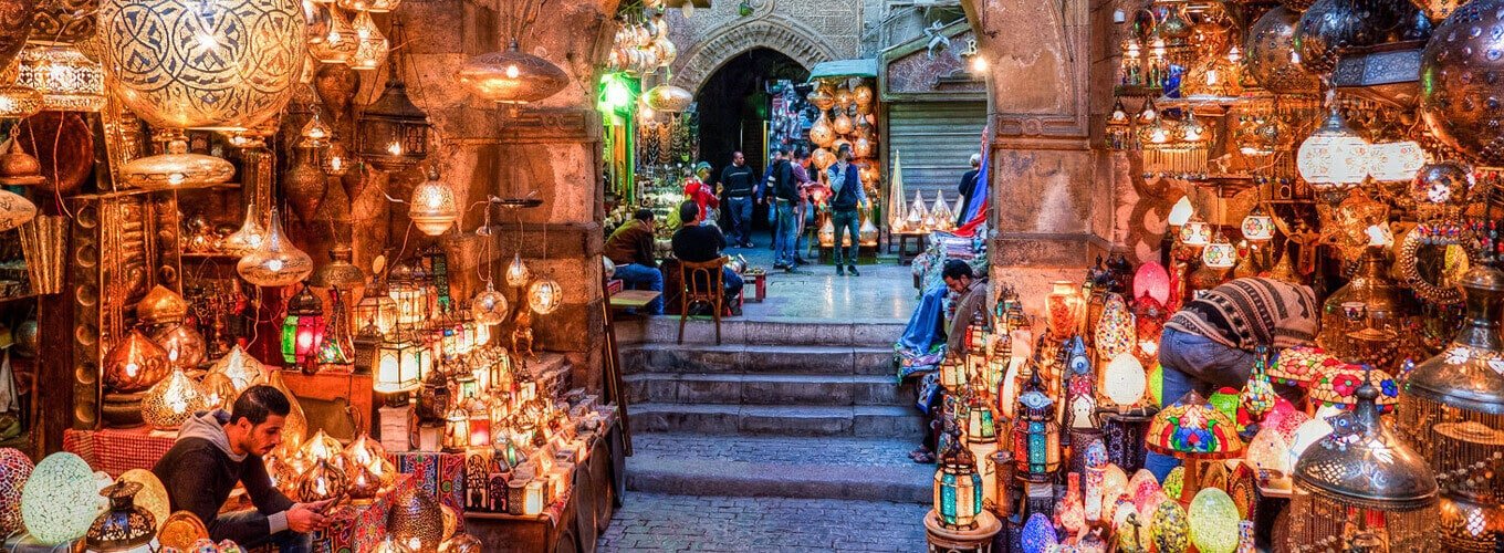 Vista interior vibrante de Khan Al-Khalili en El Cairo viejo, Egipto.