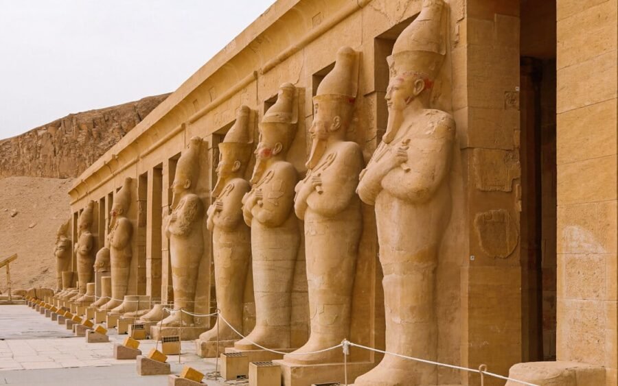 Estatuas en el templo de la Reina Hatshepsut, un ejemplo de la arquitectura egipcia antigua.