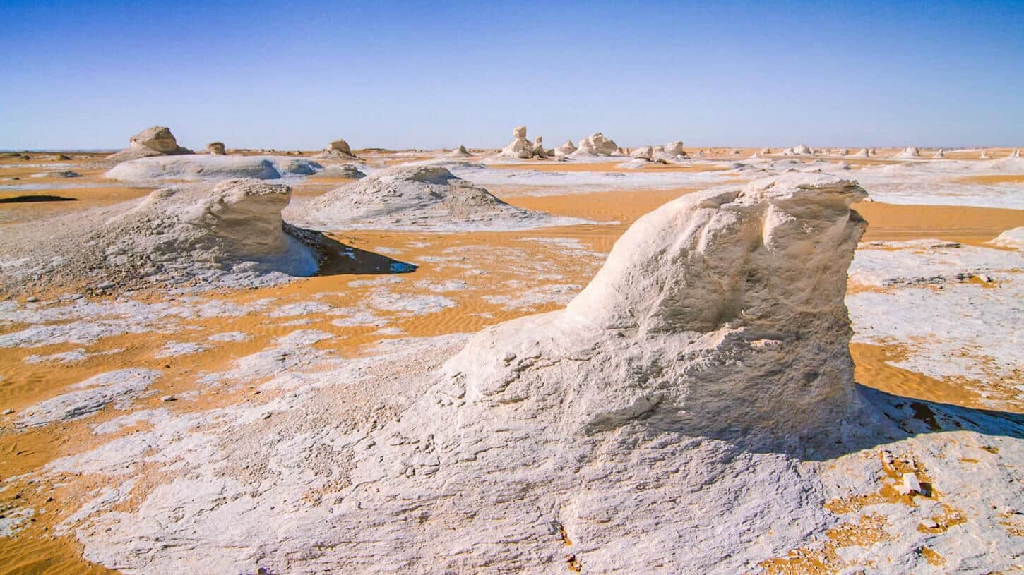 Espléndidas dunas de arena blanca en el desierto blanco.
