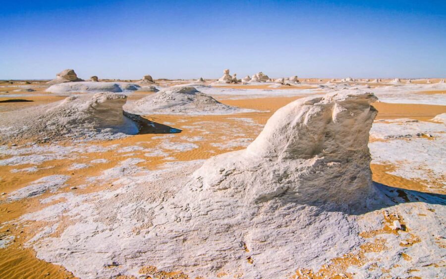 Espléndidas dunas de arena blanca en el desierto blanco.