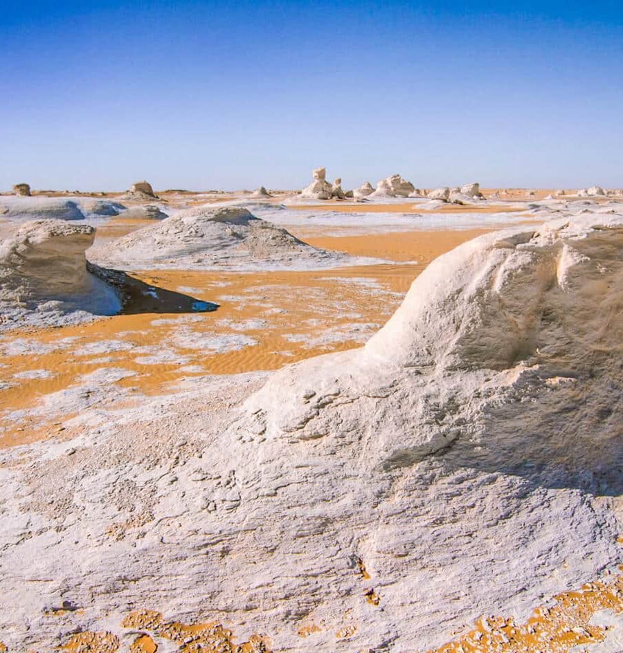 Espléndidas dunas de arena blanca en el desierto blanco.