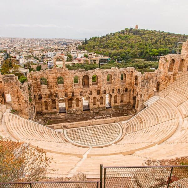 Hermosa playa griega con aguas cristalinas y arena dorada.