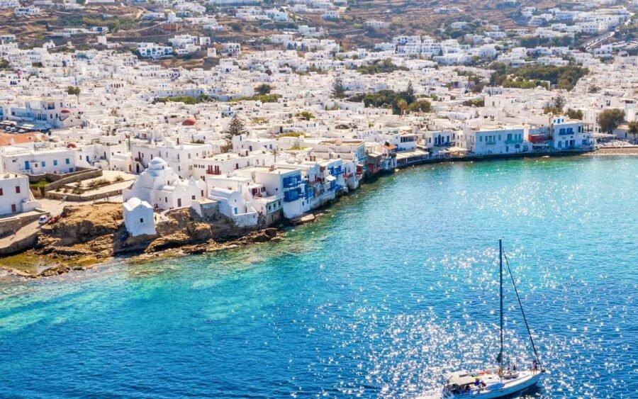 Playa impresionante en Grecia con aguas cristalinas y paisaje hermoso.