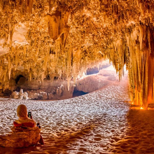 Niña sonriente dentro de la cueva Djara en el oasis de Bahariya.
