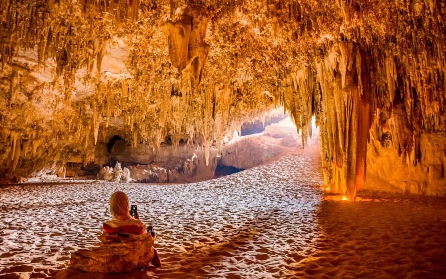 Niña sonriente dentro de la cueva Djara en el oasis de Bahariya.