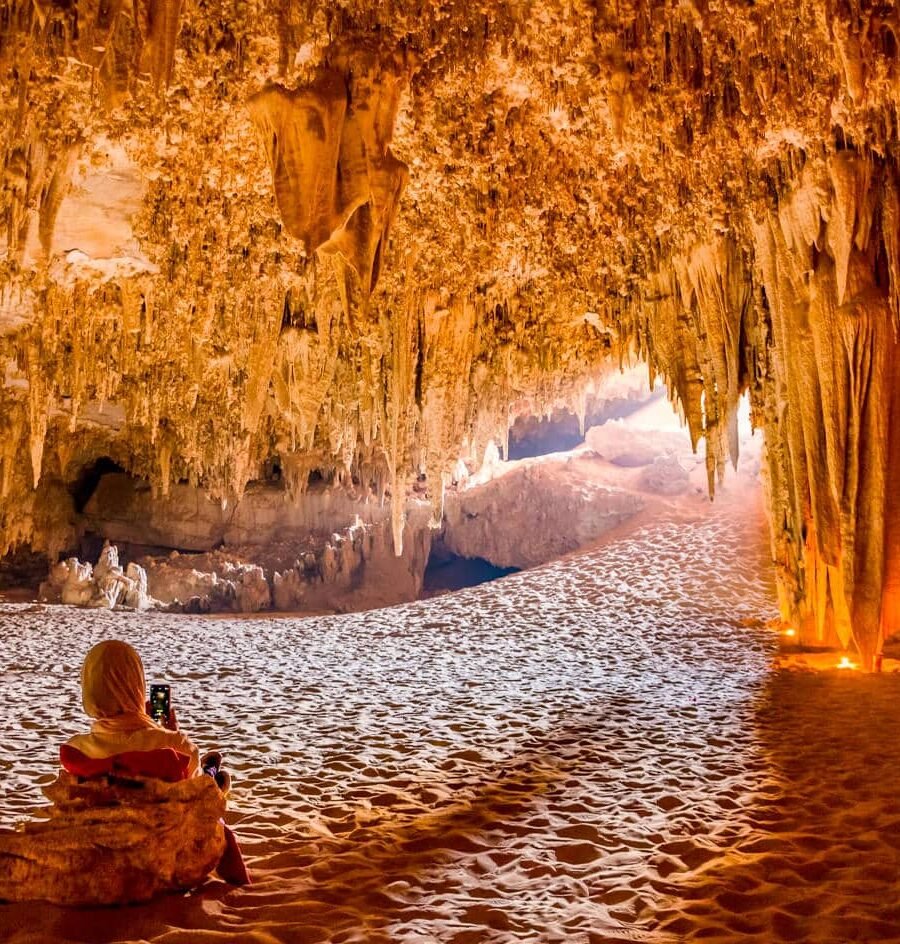 Niña sonriente dentro de la cueva Djara en el oasis de Bahariya.