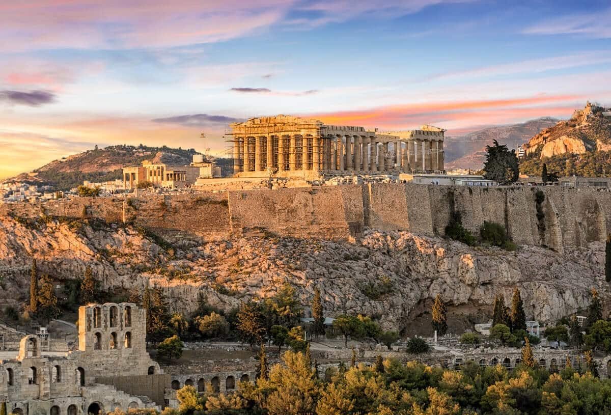 Templo del Partenón en Grecia bajo un cielo despejado.