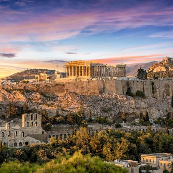 Templo del Partenón en Grecia bajo un cielo despejado.