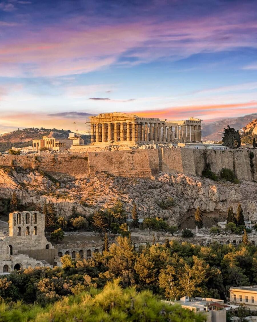 Templo del Partenón en Grecia bajo un cielo despejado.