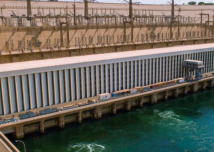 Vista impresionante de la Presa Alta en Asuán, Egipto.