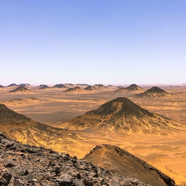 Desierto negro en Egipto con formaciones geológicas únicas.