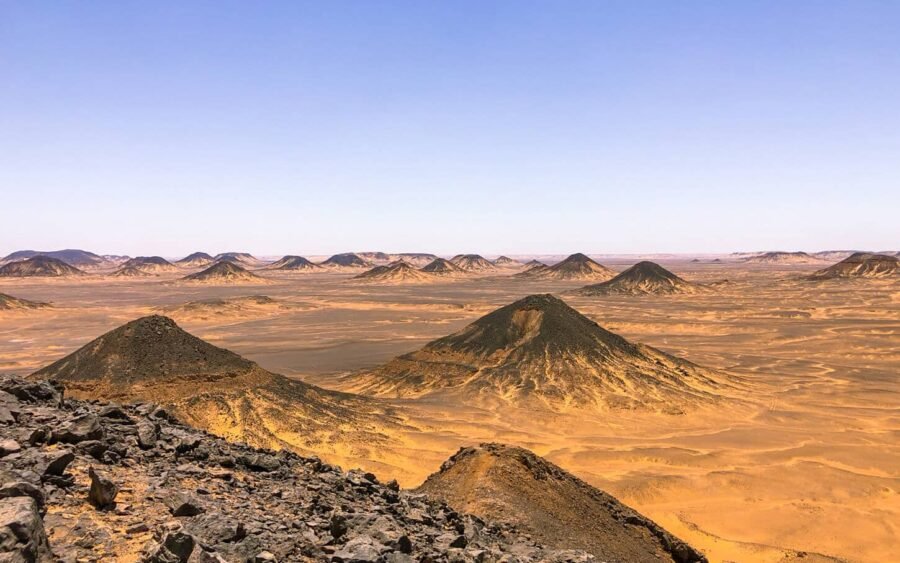 Desierto negro en Egipto con formaciones geológicas únicas.