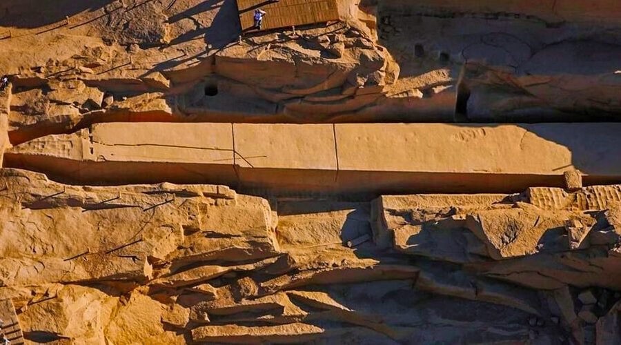 Vista aérea del obelisco inacabado en Asuán, Egipto, mostrando su tamaño y entorno.