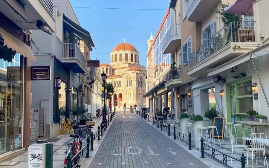 Hermosa calle en Grecia con arquitectura impresionante y ambiente vibrante.