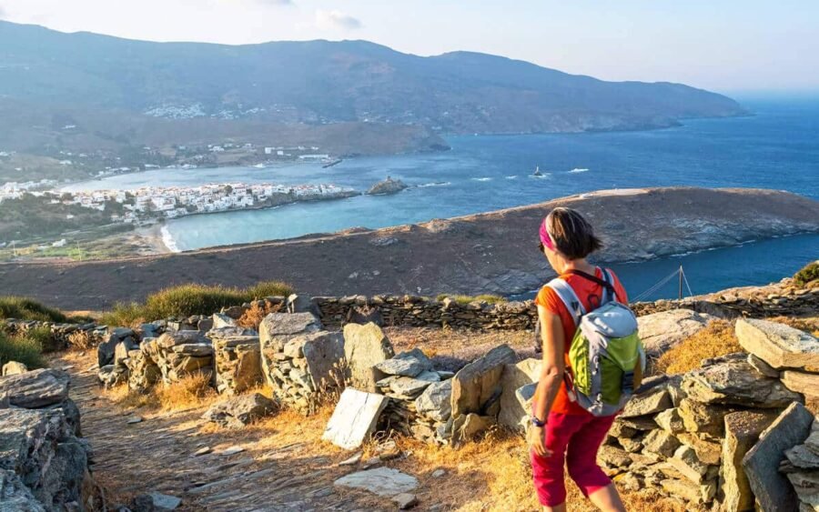 Turista disfrutando de las impresionantes montañas de Grecia.