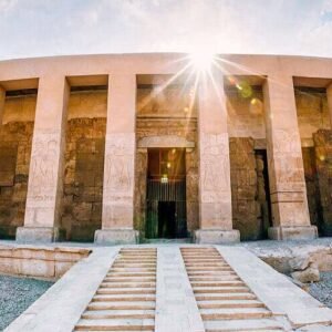 Vista exterior del Templo de Abidos en Luxor, Egipto, con detalles arquitectónicos impresionantes.