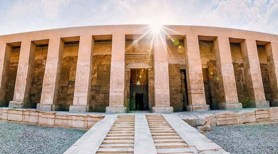 Vista exterior del Templo de Abidos en Luxor, Egipto, con detalles arquitectónicos impresionantes.