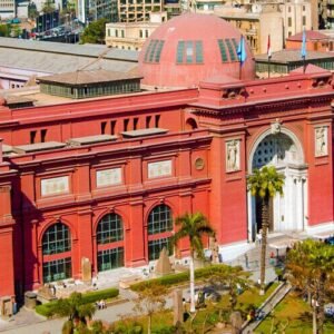 Foto impresionante frente al Museo Egipcio en Tahrir, El Cairo.