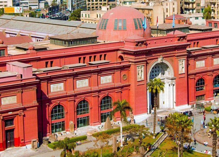 Foto impresionante frente al Museo Egipcio en Tahrir, El Cairo.