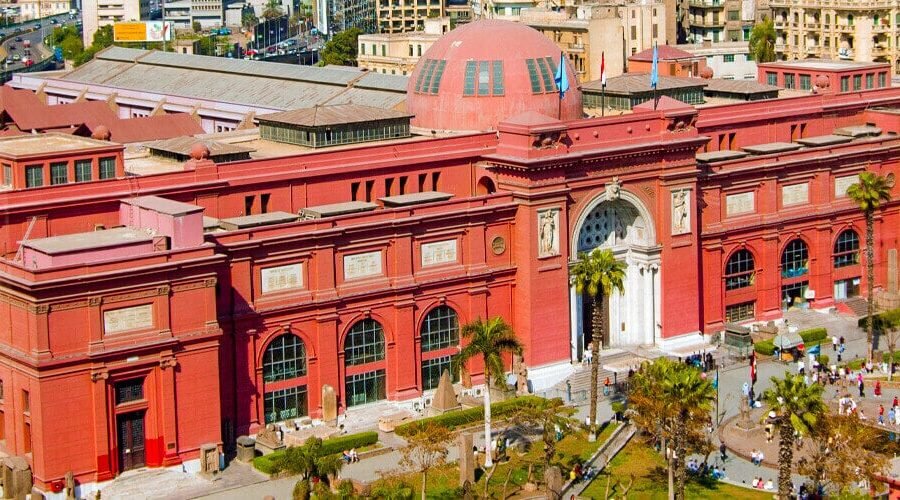 Foto impresionante frente al Museo Egipcio en Tahrir, El Cairo.