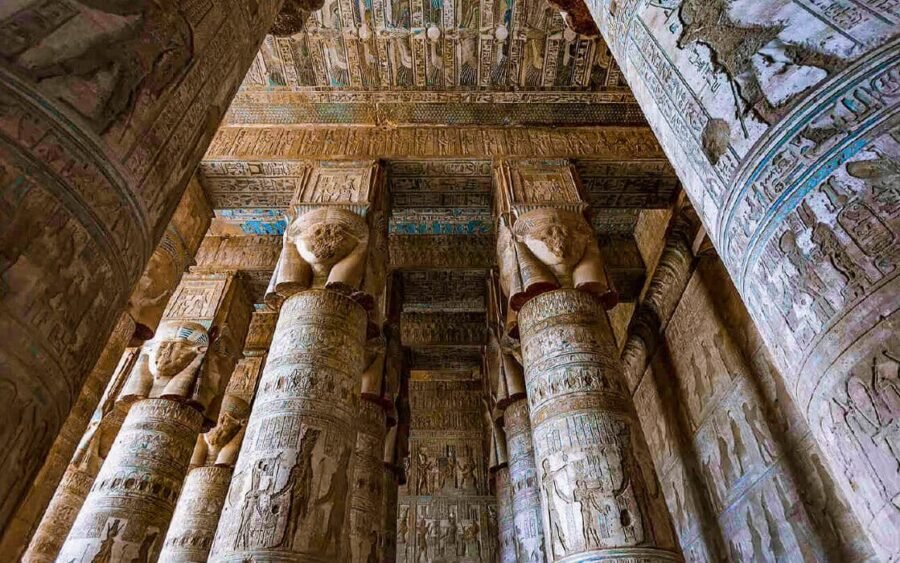 Columnas del templo de Dendera en Luxor, Egipto, mostrando su belleza arquitectónica antigua.