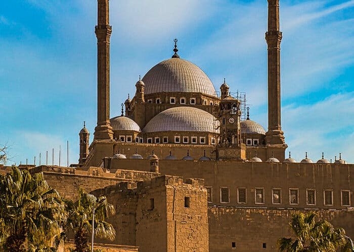 Vista remota impresionante de la Ciudadela de Saladino en El Cairo.