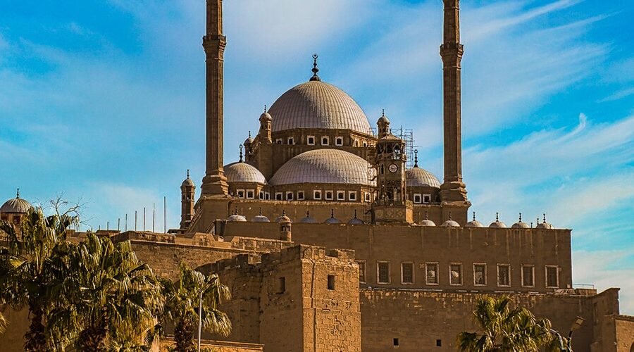 Vista remota impresionante de la Ciudadela de Saladino en El Cairo.