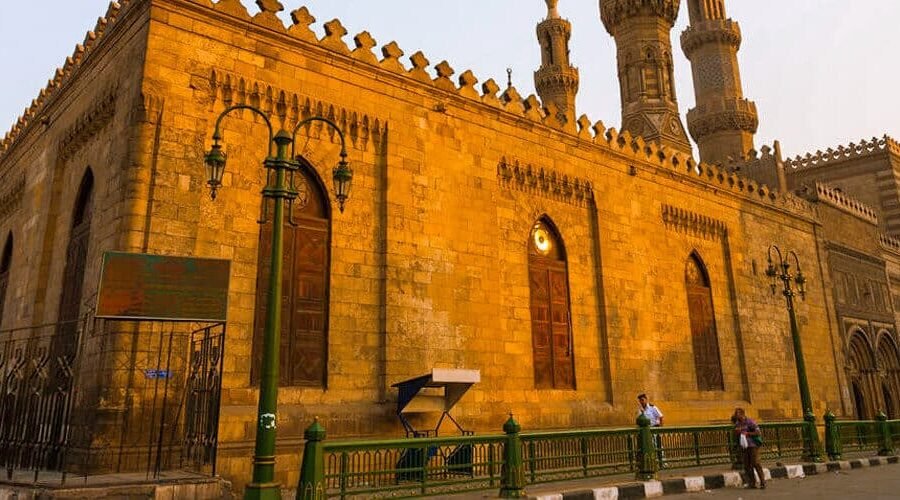 Vista exterior de la Mezquita de Al-Azhar en El Cairo, destacando su arquitectura impresionante.