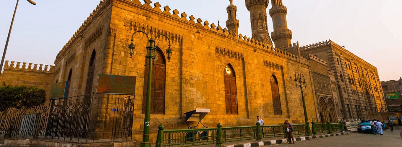 Una-maravillosa-imagen-de-La-Mezquita-De-Al-Azhar-desde-afuera-en-el-cairo Vista exterior de la Mezquita de Al-Azhar en El Cairo, destacando su arquitectura impresionante.
