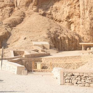 Turistas explorando el Valle de los Reyes en Luxor, Egipto.