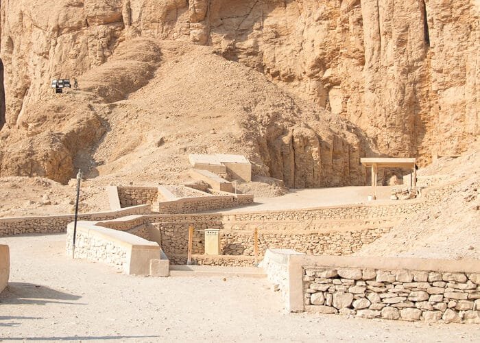 Turistas explorando el Valle de los Reyes en Luxor, Egipto.