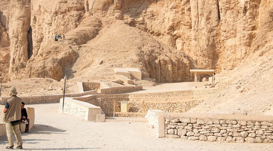 Turistas explorando el Valle de los Reyes en Luxor, Egipto.