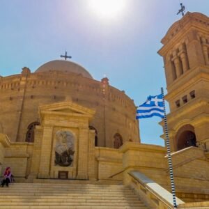 Vista exterior de la Iglesia Abu Sarga en El Cairo, mostrando su arquitectura y entorno.