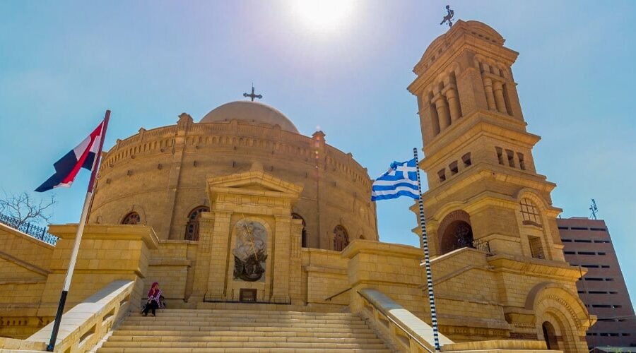 Vista exterior de la Iglesia Abu Sarga en El Cairo, mostrando su arquitectura y entorno.