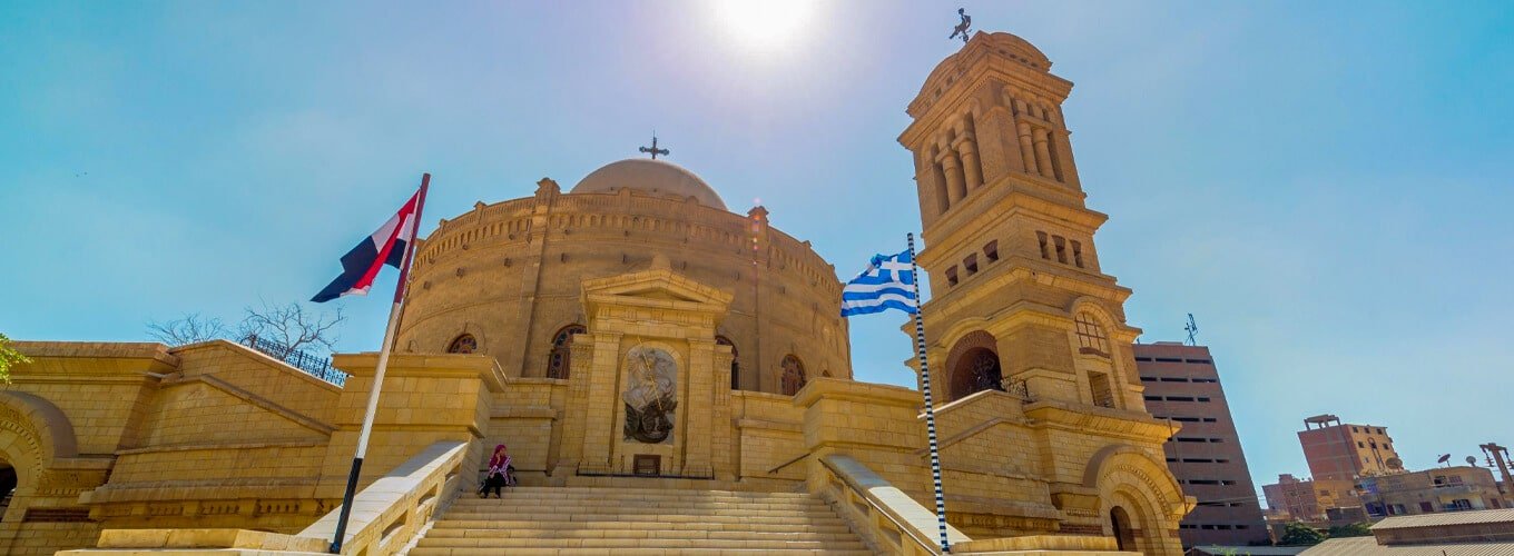 Una-maravillosa-imagen-de-la-Iglesia-Abu-Sarga-desde-afuera-en-el-cairo Vista exterior de la Iglesia Abu Sarga en El Cairo, mostrando su arquitectura y entorno.