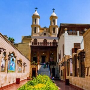 Vista exterior de la Iglesia Colgante en El Cairo, destacando su arquitectura singular.
