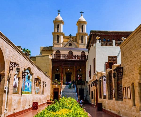 Vista exterior de la Iglesia Colgante en El Cairo, destacando su arquitectura singular.