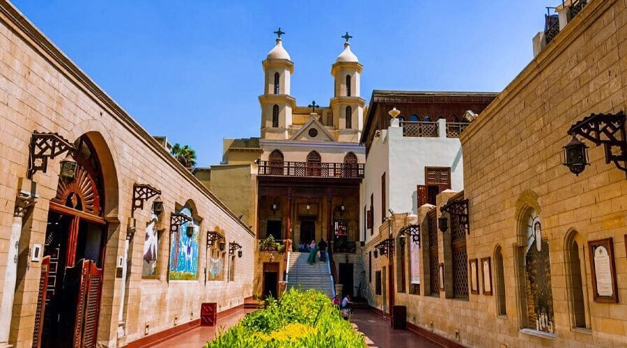 Vista exterior de la Iglesia Colgante en El Cairo, destacando su arquitectura singular.