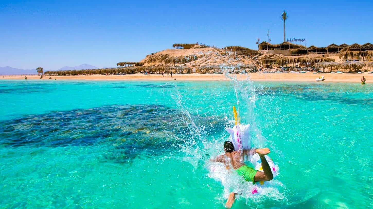 Vista impresionante de la Isla Mahmya con aguas cristalinas y vegetación exuberante.