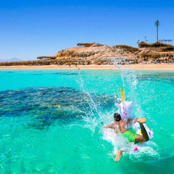 Vista impresionante de la Isla Mahmya con aguas cristalinas y vegetación exuberante.
