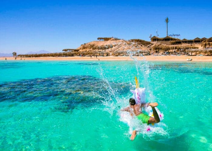 Vista impresionante de la Isla Mahmya con aguas cristalinas y vegetación exuberante.