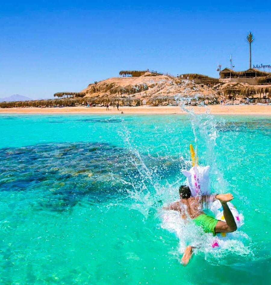 Vista impresionante de la Isla Mahmya con aguas cristalinas y vegetación exuberante.